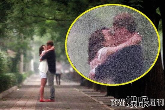 在马路上演“激情戏”。