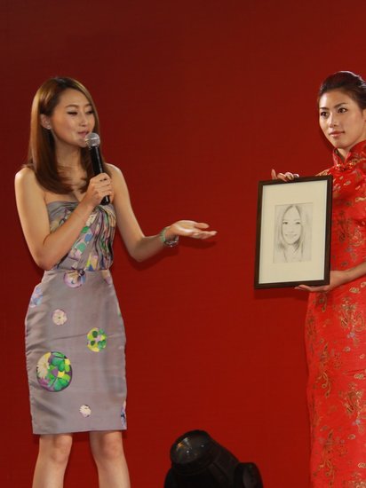 林鹏亮相中国女性智慧基金 拍品获赞人气爆棚