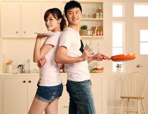 组图:田亮叶一茜同穿俏皮情侣装 甜蜜幸福