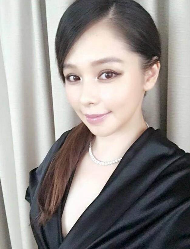 徐若瑄打扮性感代价大 穿高跟鞋跛脚走回家