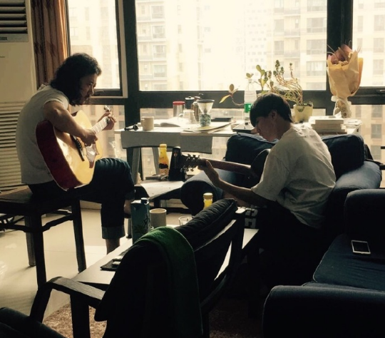 王俊凯学吉他改玩摇滚？其实就是迟早的事儿！