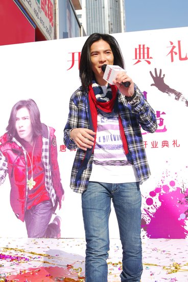 萧敬腾助阵唐狮旗舰店开业 歌迷挤爆现场(图)