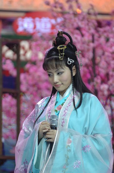 刘惜君挑战古装林黛玉 绝美亮相“红楼之夜”