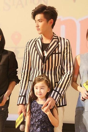 吴亦凡宠溺“混血女儿” 细腻诠释暖萌爸比心_娱乐_腾讯网