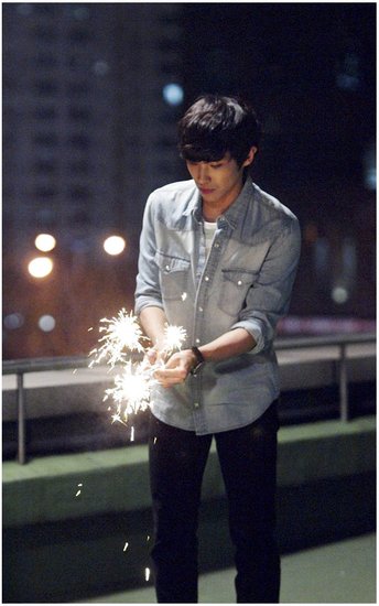 《<em>需要仙女</em>》热播 MBLAQ<em>李准</em>黄雨瑟惠放烟花