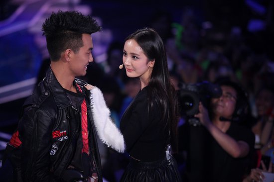 快男7进6：杨幂与谢霆锋害羞对视 PK王饶威淘汰