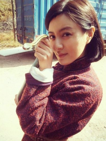 陈廷嘉天狼国女王气场强大 狮子黑现场玩弄毒蛇