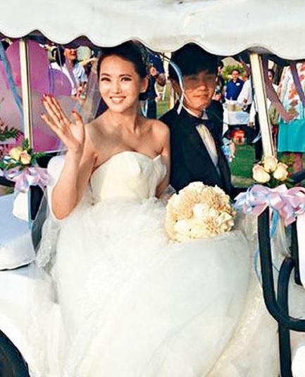伊能静秦昊婚礼照曝光 手捧鲜花幸福洋溢