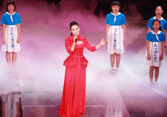 谭晶压轴“中华之光” 《日出东方》成主题曲