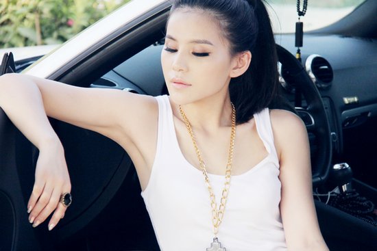 邵雨涵轻熟女扮相拍大片 变身“女神”贵气逼人