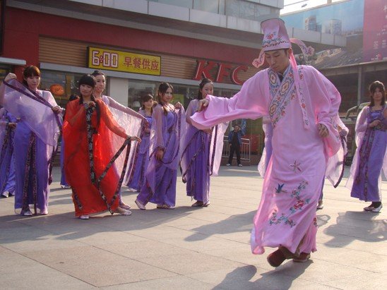 国内首次大规模集体穿越 唐朝宫女乍现合肥街
