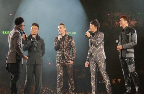 42岁黎姿现身古惑仔五兄弟个唱 笑靥如花