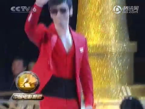 黄晓明低胸红衣亮相 网友趣评“深v惹火”【图】