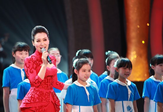 谭晶压轴“中华之光” 《日出东方》成主题曲