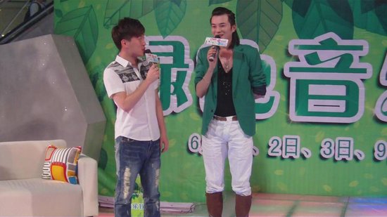 林耿贤与歌迷欢聚 主持魂上身high翻全场(图)