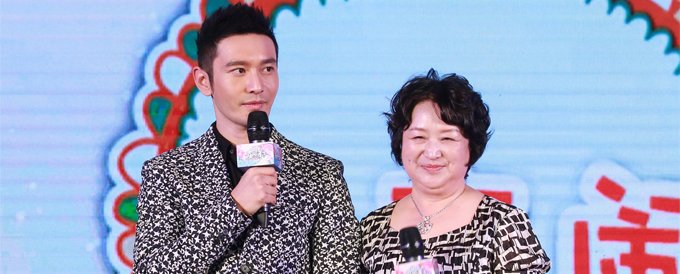 在《旋风孝子》里,黄晓明和妈妈的关系也被形容成“情侣般的母子关系”。 在《旋风孝子》里,黄晓明和妈妈的关系也被形容成“情侣般的母子关系”。