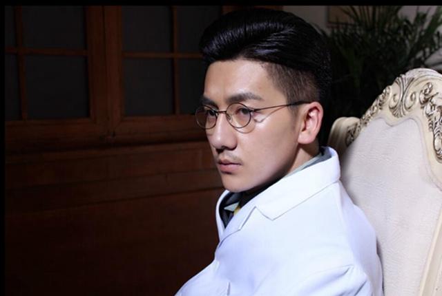 《生死迷情》热播 康磊气质出街演绎民国时尚