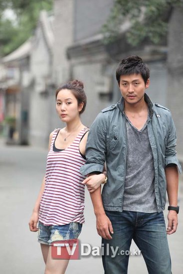 《逃亡者》又一看点 李廷镇尹珍瑞情侣约会