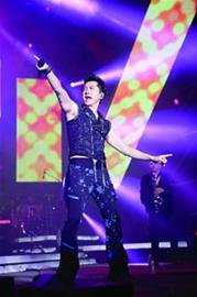 “热情”点燃汽车音乐节 唱《春泥》哈林拭泪