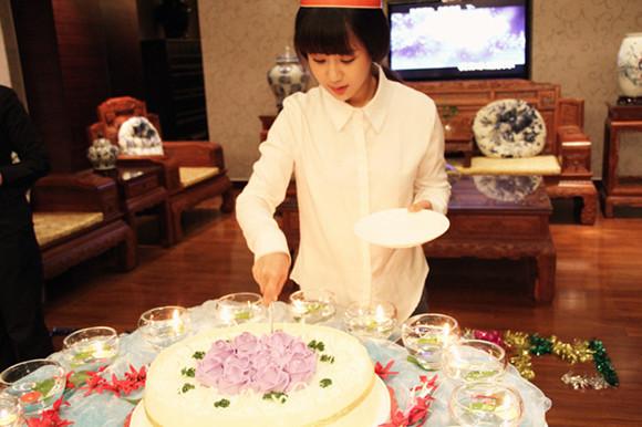 杨紫剧组过生日不停工 剧组好友齐送祝福