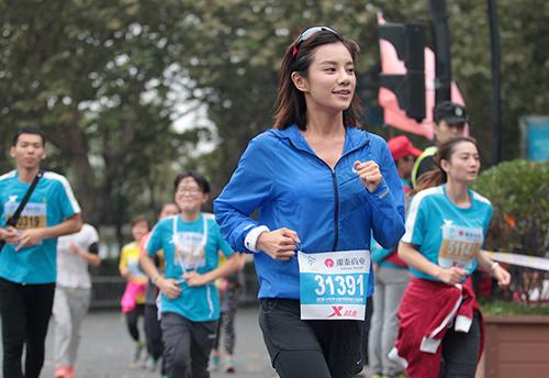 伊一马拉松首秀“抢镜”央视 男粉丝助跑10公里_娱乐频道_广西电视网