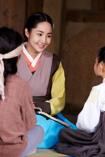《Dr.JIN》曝片场照 朴敏英慈母般教小演员们