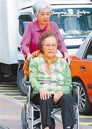 香港女星李香琴多次跌倒要坐轮椅 豪门女婿尽孝