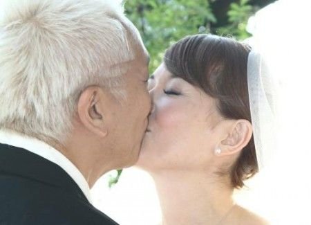 玉置浩二结婚派对热吻青田典子 赞妻子最棒(图