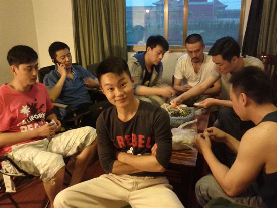 《情仇姐妹》热拍 众爷们戏外上演包饺子大赛