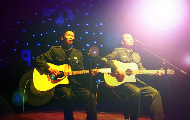 新军营民谣歌手易白携《那些兄弟》别军营