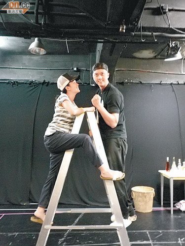 唐宁同演两部舞台剧 白天沉重晚上刁蛮精神分裂