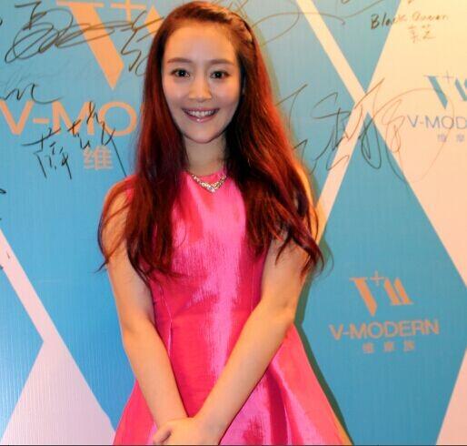 朴海镇设计品牌发布会 徐海星粉嫩装扮亮相现