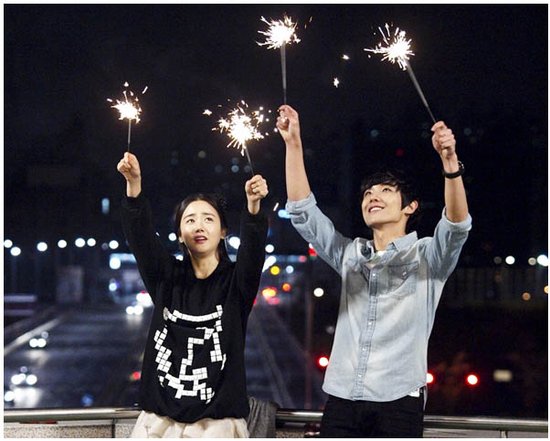 《<em>需要仙女</em>》热播 MBLAQ<em>李准</em>黄雨瑟惠放烟花