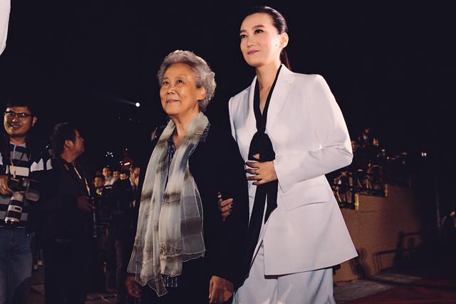 重阳节谭晶携恩师赴盛典 演唱主题曲《心灯》