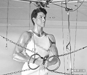 锦荣首登上大银幕拍电影 《宝岛双雄》扮演反派