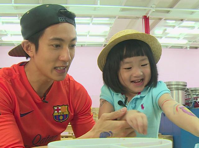 neinei展示独立另一面 威廉弟弟再秀英语