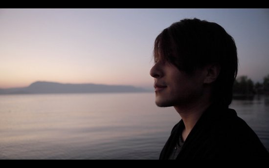 曹轩宾《如果你爱我》MV首播 住古宅坐大货飙车