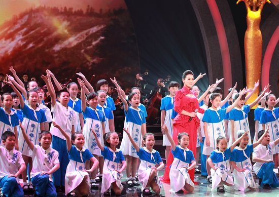 谭晶压轴“中华之光” 《日出东方》成主题曲