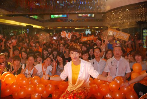 魏晨郑州签售突破销量奇迹 主办方现场紧急补