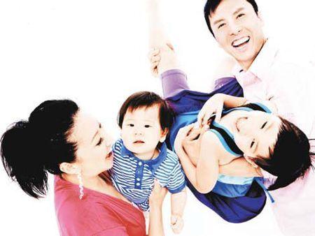 甄子丹分享携子出游照 引网友点赞(图)