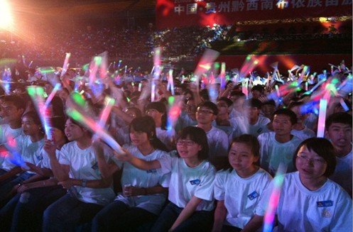 颜振豪献唱《山水黔西南》 家乡歌迷疯狂追捧