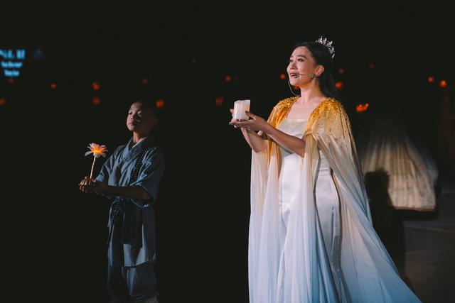 重阳节谭晶携恩师赴盛典 演唱主题曲《心灯》