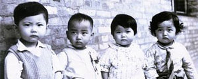 小时候的邹市明(右一)是个特别内向的孩子,没想到长大后竟然成为一代拳王。 小时候的邹市明(右一)是个特别内向的孩子,没想到长大后竟然成为一代拳王。