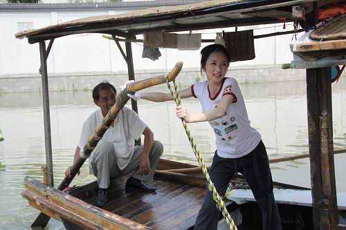 《姑苏十二娘》人比景美 船娘王诗蒙摇橹灵气足