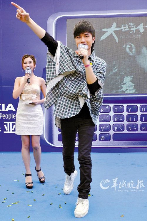 蔡卓妍揽五奖与男友同台分享 成先锋榜大赢家