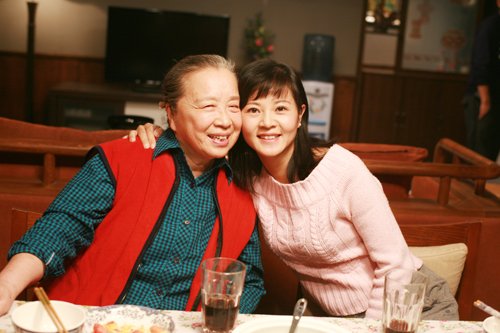 其中,宫筱煊和宫筱煊和"母亲"李明启;; 李明启与宫筱煊出演母女;; 宫