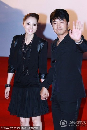 图文:金鸡百花闭幕红毯 董璇郭晓冬变黑衣情侣