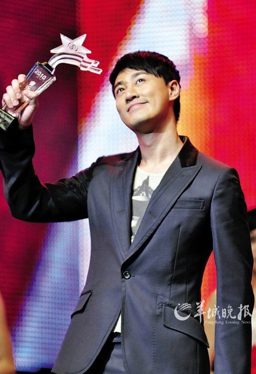 蔡卓妍揽五奖与男友同台分享 成先锋榜大赢家