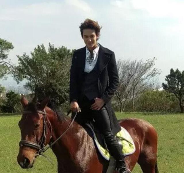 演黑帮少爷的他真是个更传奇的黑帮少爷