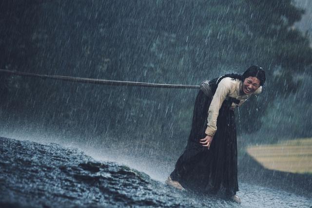 《桃李花歌》曝秀智剧照 寒冬淋雨练声歇斯底里